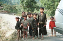 to Jpeg 85K The 'welcoming party' - Green Hmong boys with slings on the road outside their village in Lai Chau province, northern Vietnam 9510f28.jpg