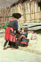 to Jpeg 40K Red Hmong mother and children in a village in Lai Chau province, northern Vietnam 9510f32.jpg