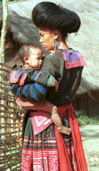 Red Hmong woman and child in a village in Lai Chau province, northern Vietnam 9510f33.jpg