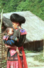 to Jpeg 31K Red Hmong woman and child in a village in Lai Chau province, northern Vietnam 9510f33.jpg