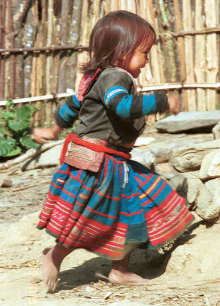 Red Hmong girl at play in a village in Lai Chau province, northern Vietnam 9510f34.jpg