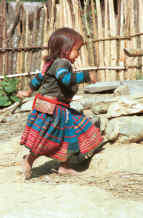 to Jpeg 39K Red Hmong girl at play in a village in Lai Chau province, northern Vietnam 9510f34.jpg