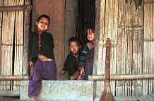 to Jpeg 39K Red Hmong children looking out of a house in a village in Lai Chau province, northern Vietnam 9510g09.jpg