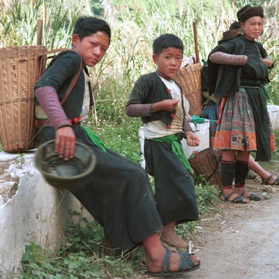 Jpeg 43K 9510A26  Hmong group by the side of the road from Moc Chau to Son La in Son La province. 