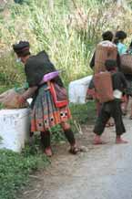 to Jpeg 56K 9510A27  Hmong group by the side of the road from Moc Chau to Son La in Son La province. 