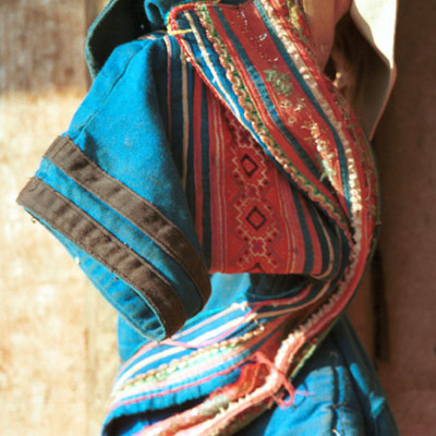Jpeg 54K 9510G21 Flowery Hmong woman's blouse hanging out to dry outside a house in small road-side village near Phong Tho (Phong Thanh) in Lai Chau Province