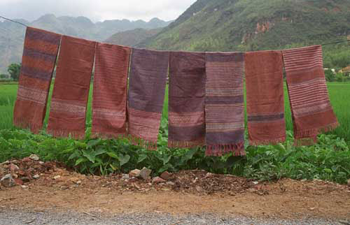 Jpeg 36K mc8 The completed set of scarves made in the first round of dying and weaving. The mauve/pink thread was used for the warp, thus all the scarves have this tint to them. The Mai Chau valley, Hoa Binh Province, northern Viet Nam.