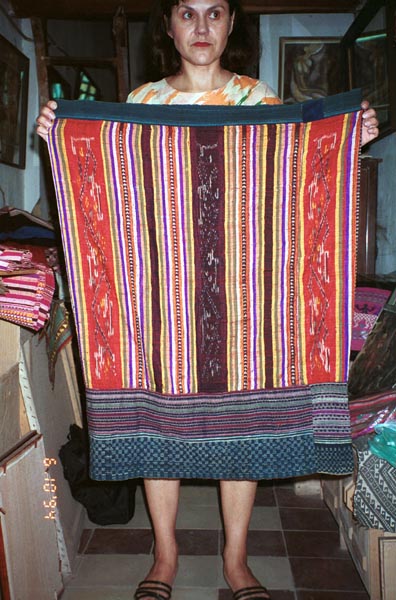 old Vietnamese Thai minority sarong 9410B06E.jpg (71909 bytes)