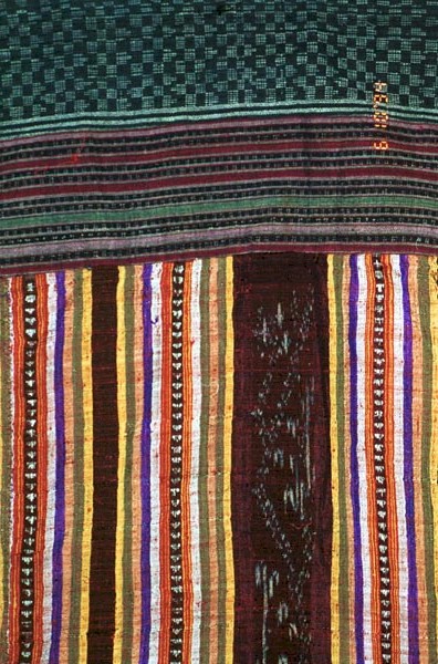 old thai sarong closeup 9410B07E.jpg (88853 bytes)